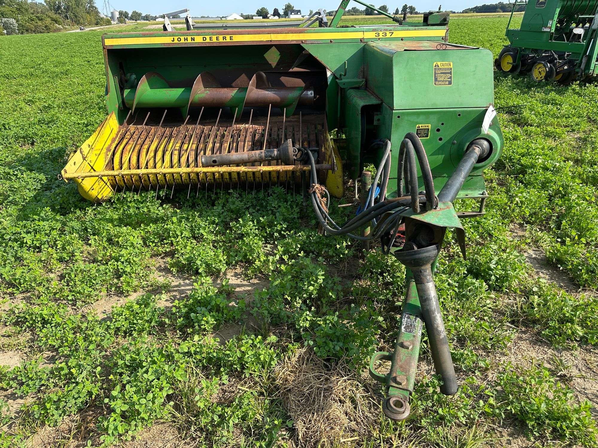 John Deere 337 Equipment Image0