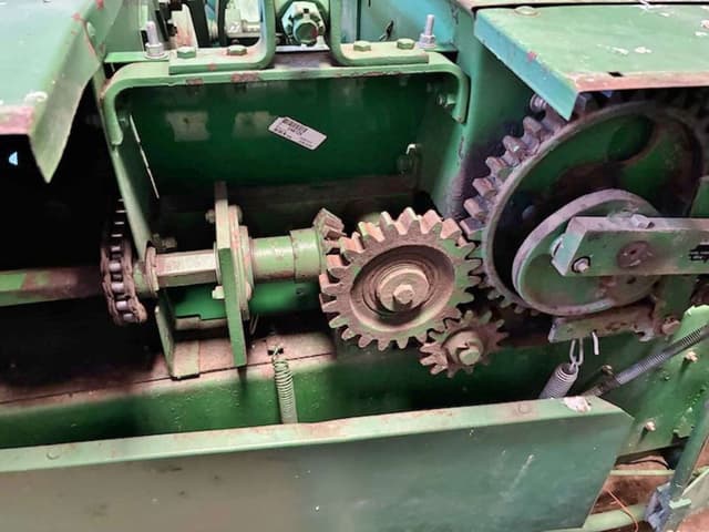 Image of John Deere 337 equipment image 4