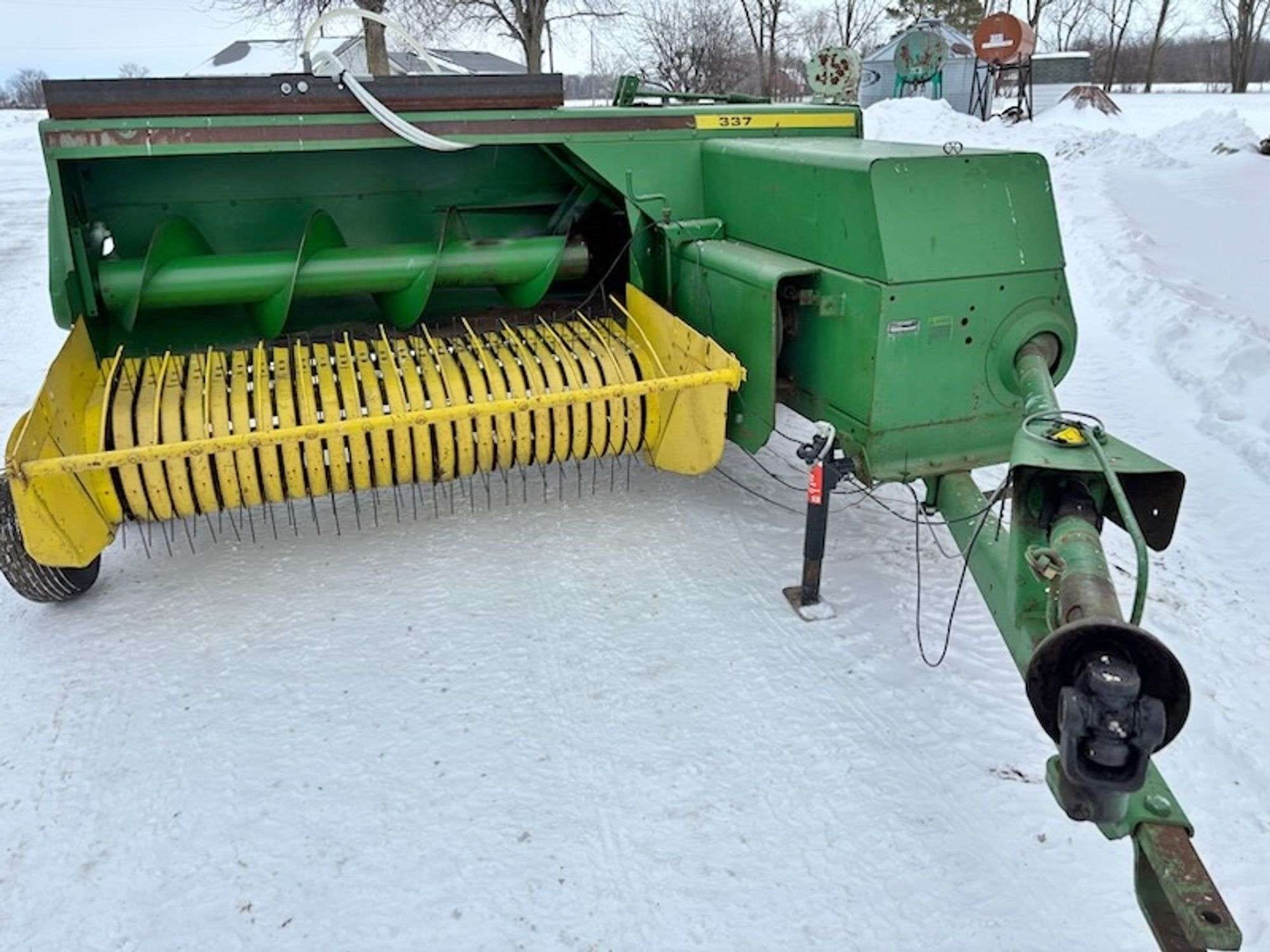John Deere 337 Equipment Image0