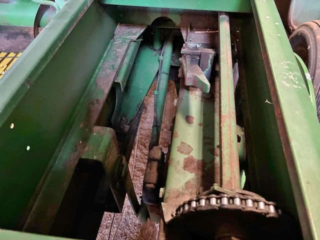 Image of John Deere 337 equipment image 3