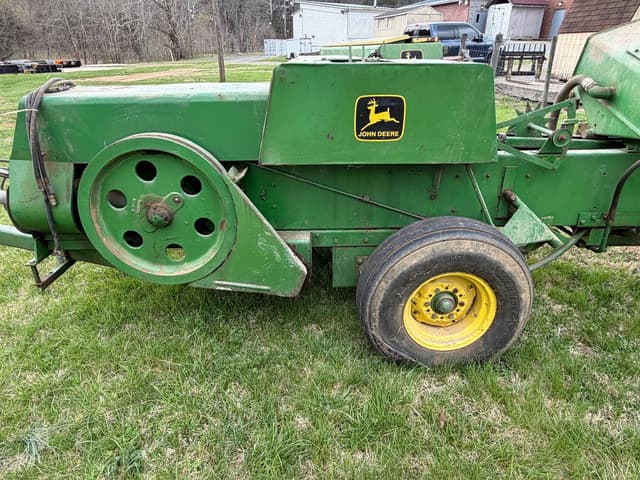 Image of John Deere 337 equipment image 1
