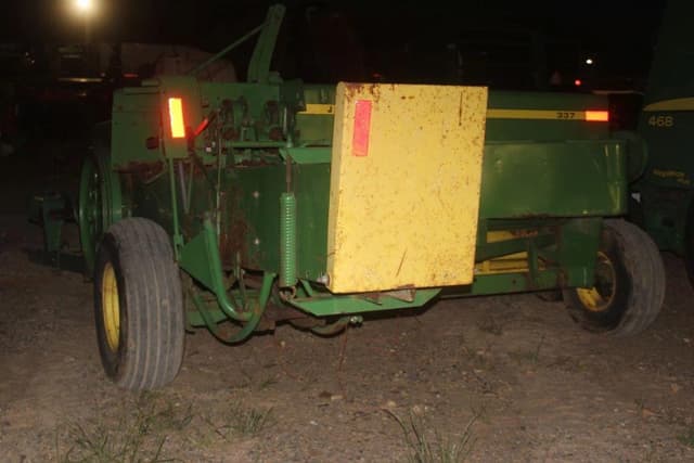 Image of John Deere 337 equipment image 1