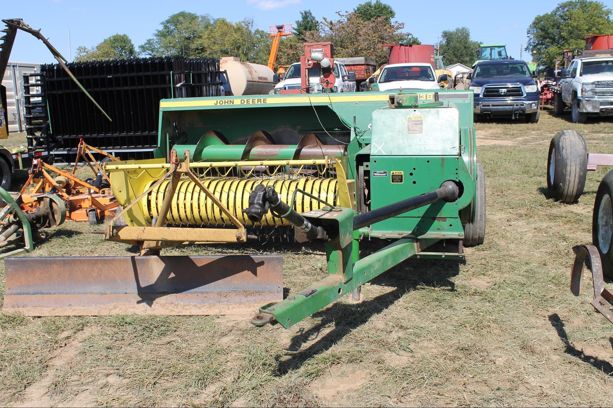 John Deere 338 Equipment Image0