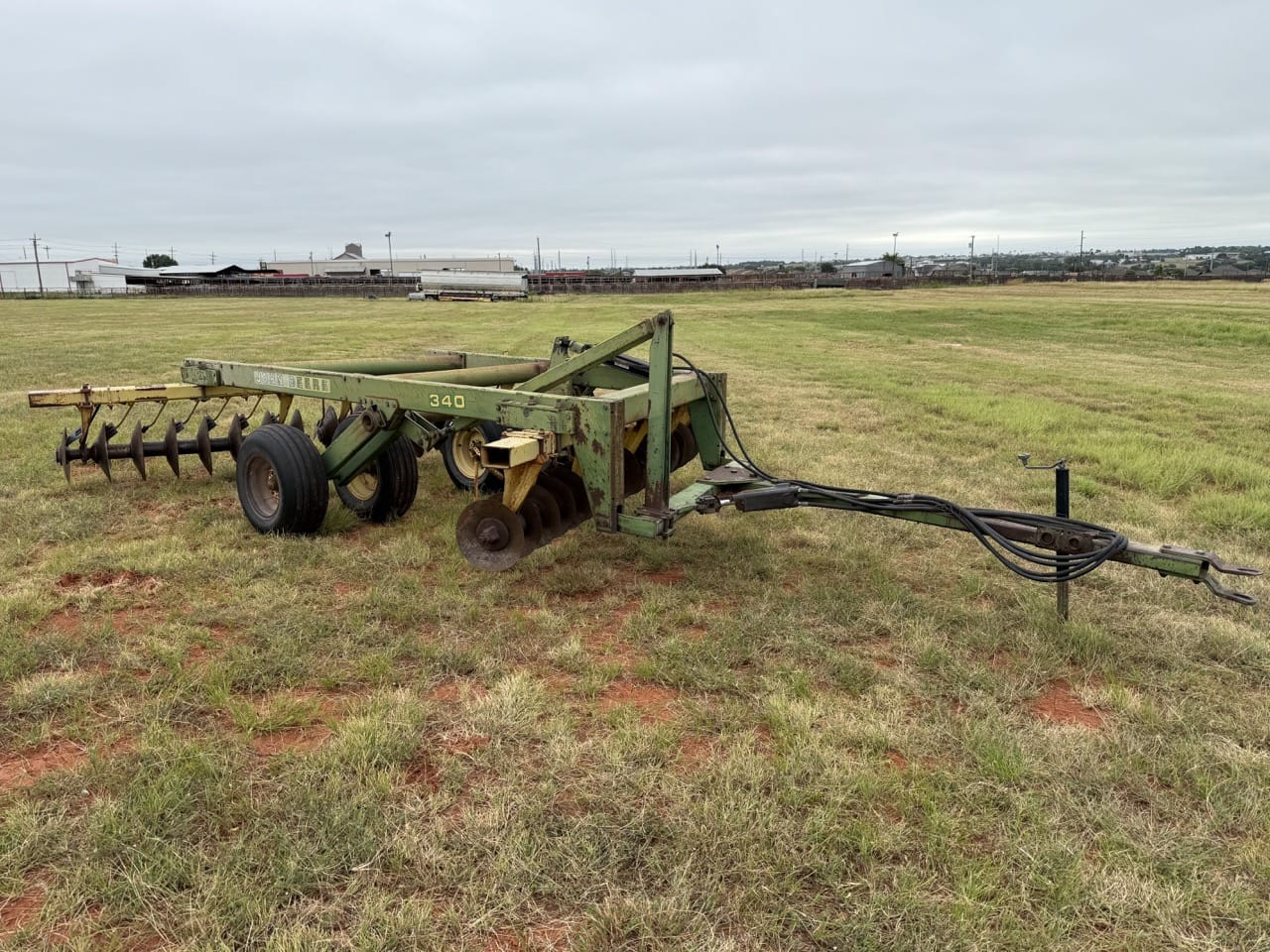 John Deere 340 Equipment Image0