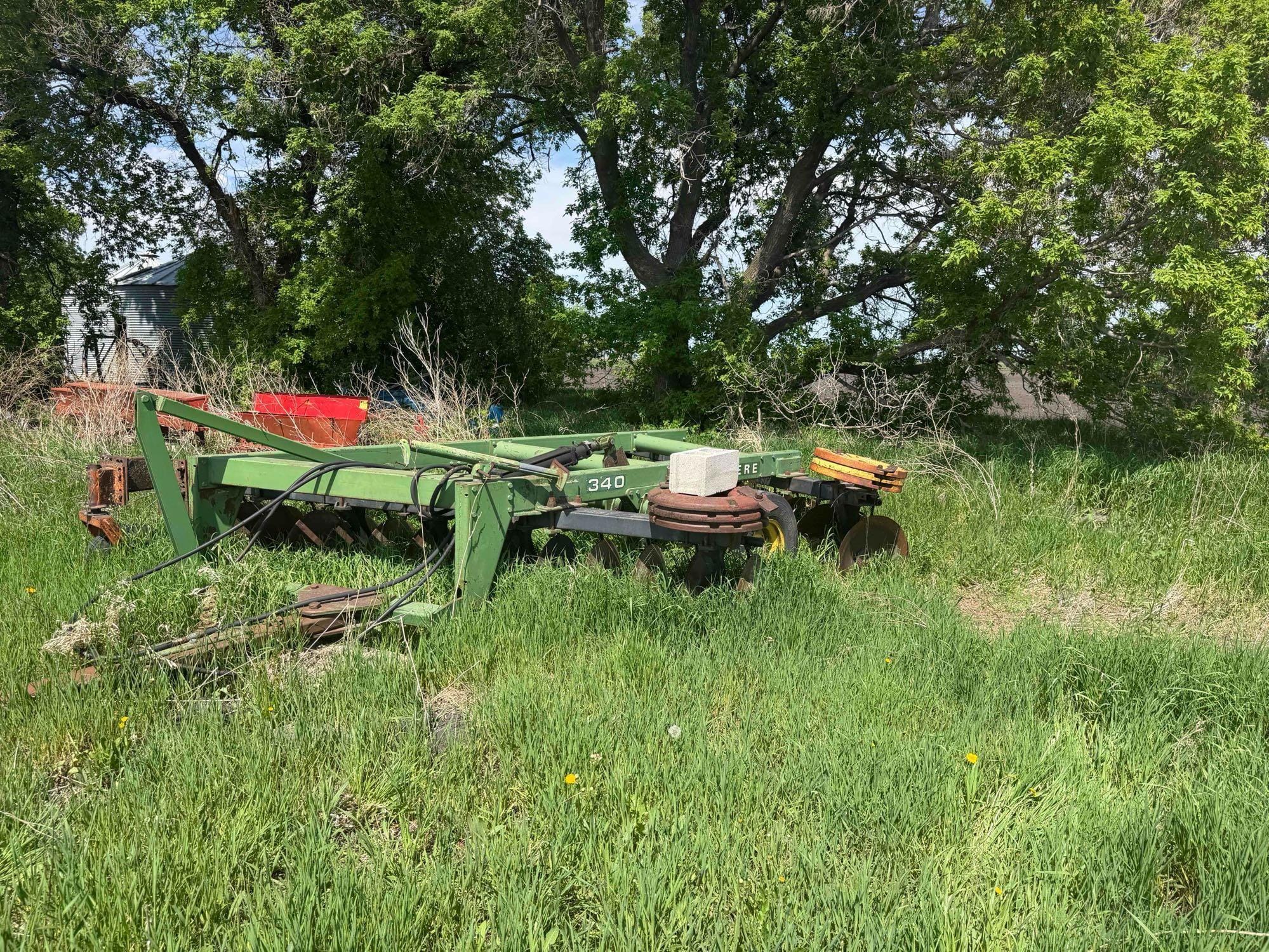 John Deere 340 Equipment Image0