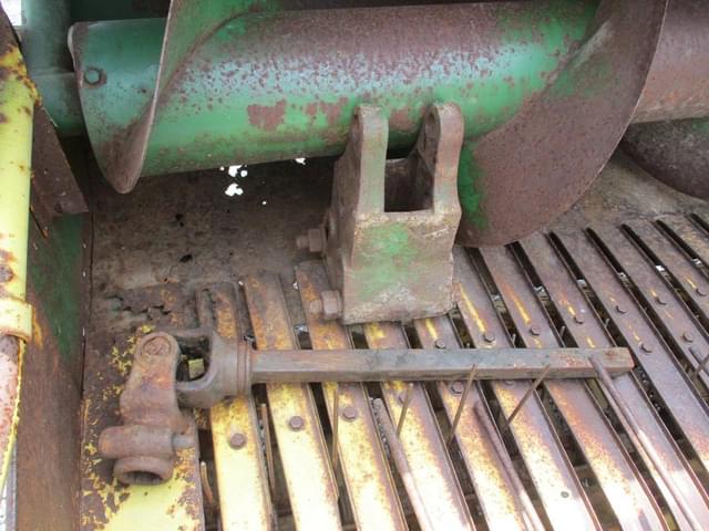 Image of John Deere 346 equipment image 2