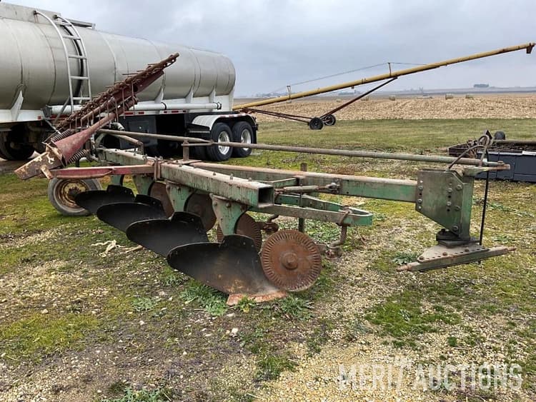 SOLD John Deere 350 Tillage Plows Tractor Zoom