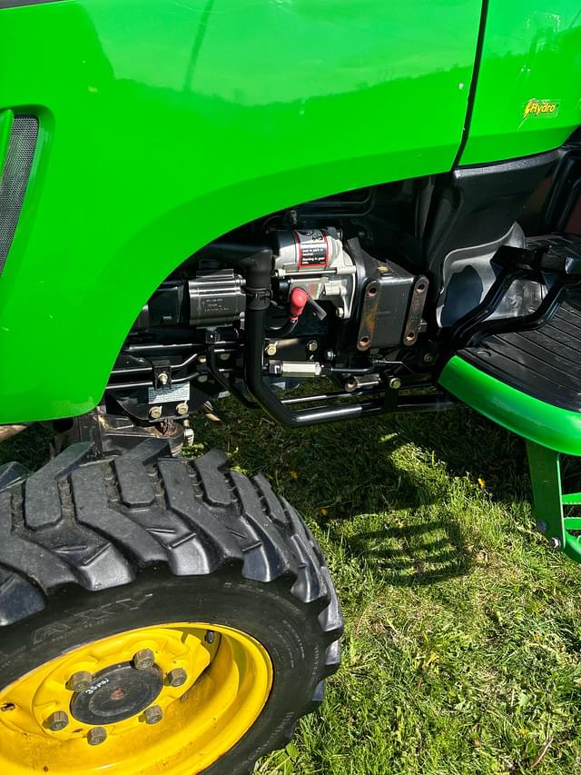 Image of John Deere 3520 equipment image 2
