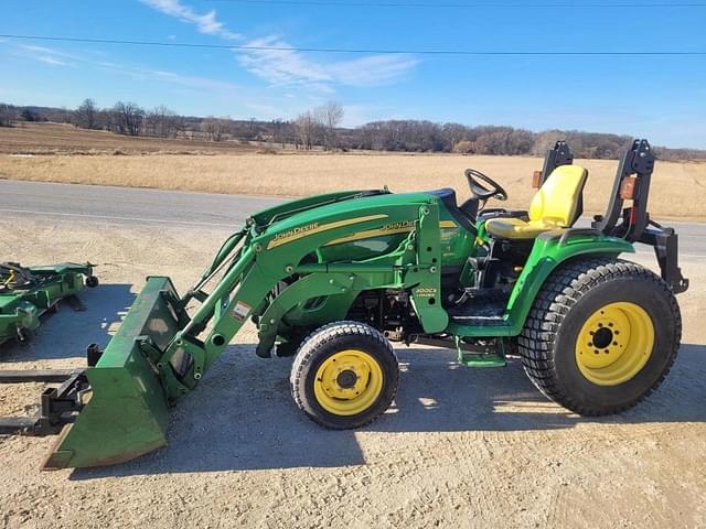 Image of John Deere 3520 equipment image 1