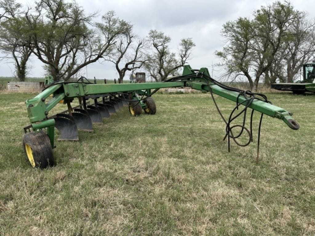 John Deere 3710 Equipment Image0