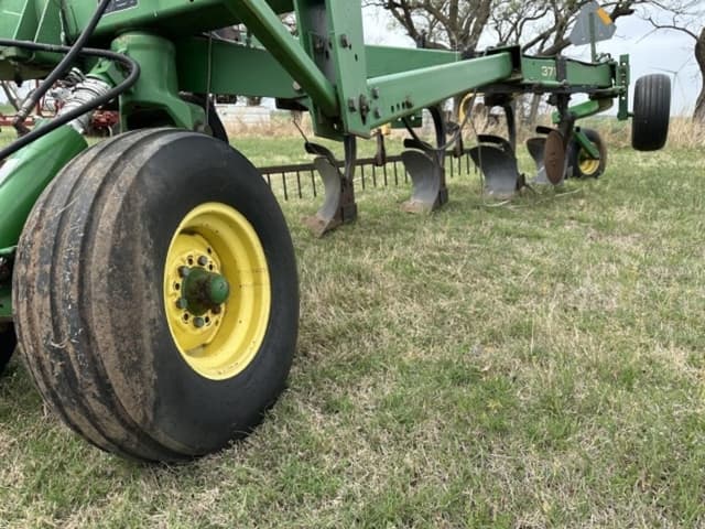 Image of John Deere 3710 equipment image 3
