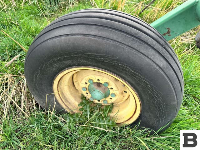 Image of John Deere 3710 equipment image 4