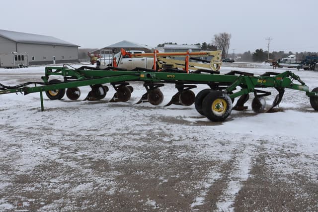 Image of John Deere 3710 equipment image 3