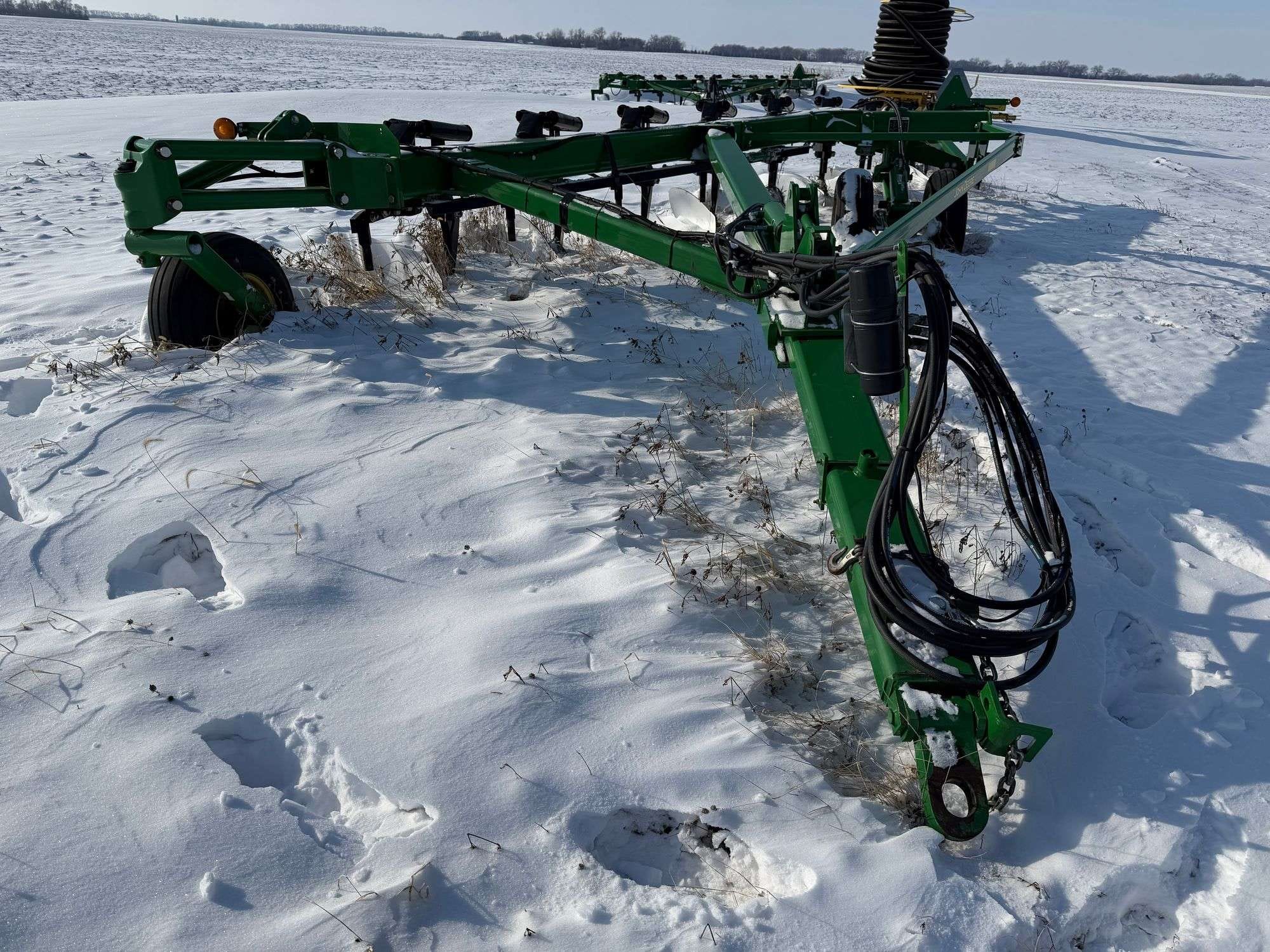 John Deere 3710 Equipment Image0