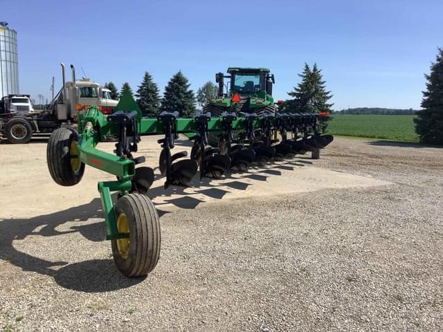 Image of John Deere 3710 equipment image 3