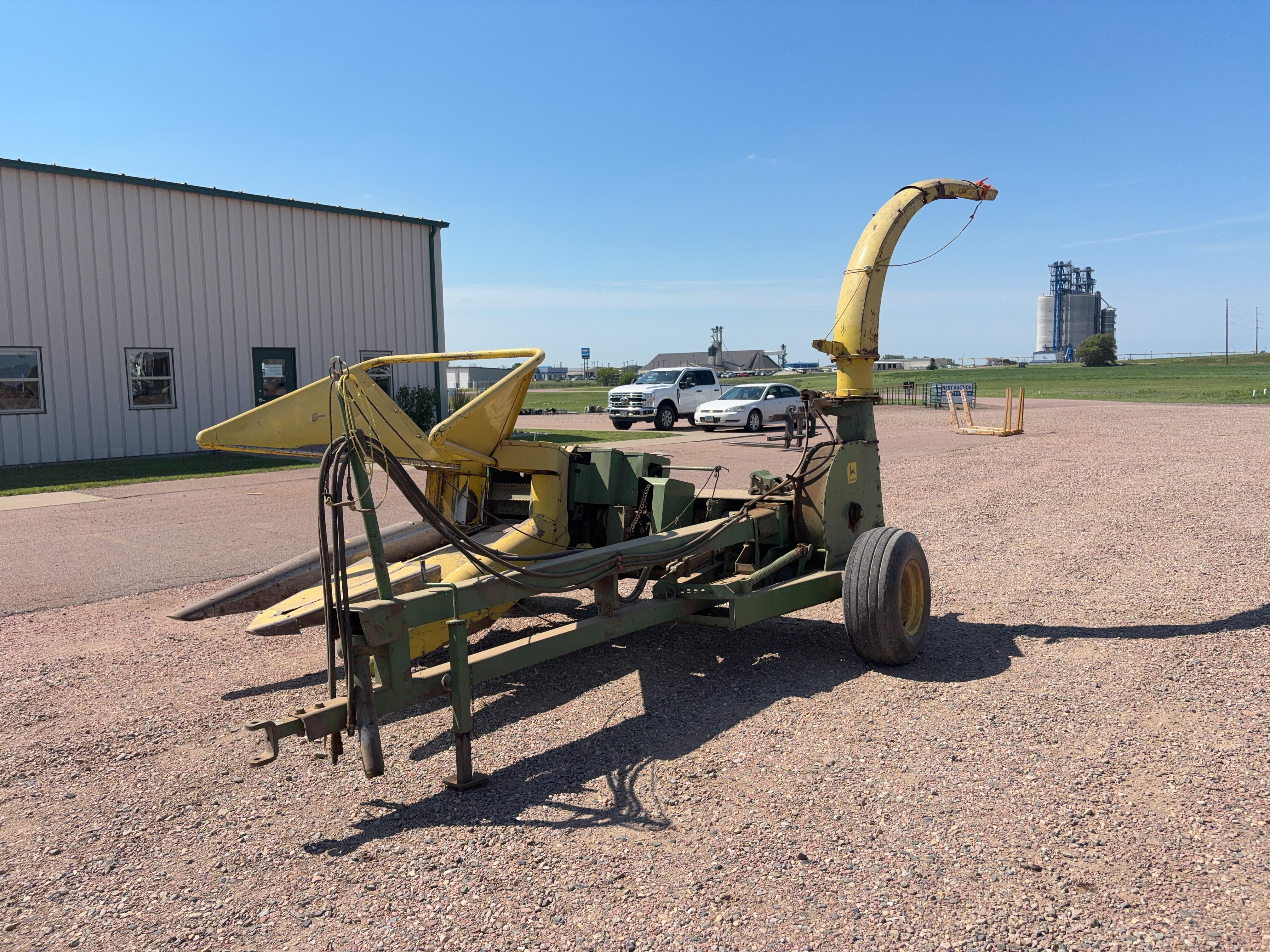 John Deere 3800 Equipment Image0
