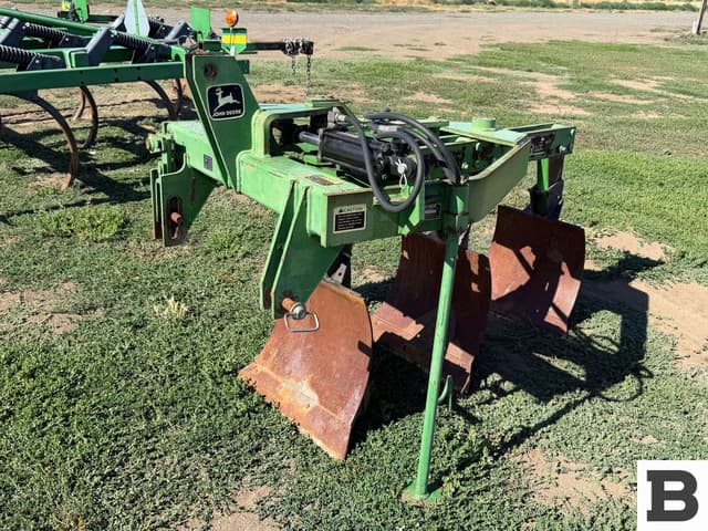 Image of John Deere 3835 equipment image 2