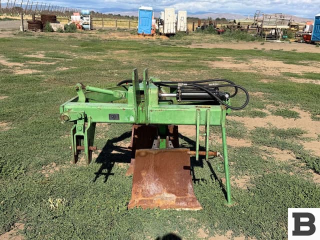 Image of John Deere 3835 equipment image 1