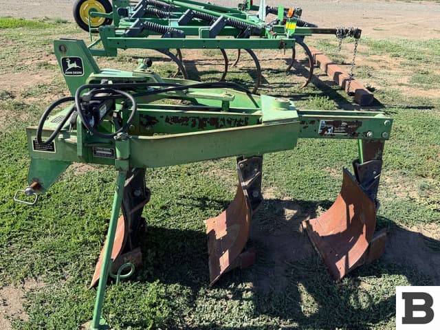 Image of John Deere 3835 equipment image 3