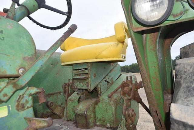 Image of John Deere 4010 equipment image 4