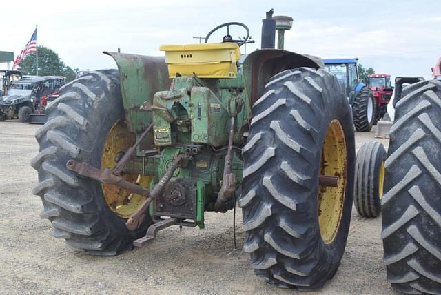 Image of John Deere 4010 equipment image 2