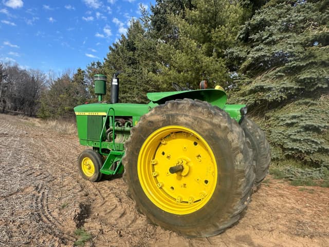 Image of John Deere 4010 equipment image 1