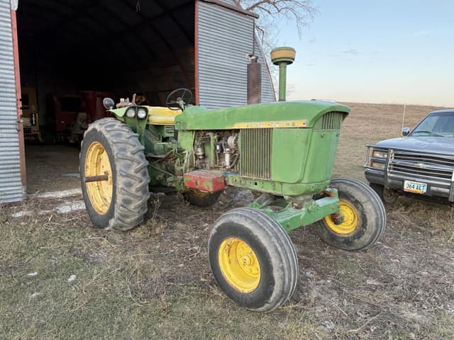 Image of John Deere 4010 equipment image 1
