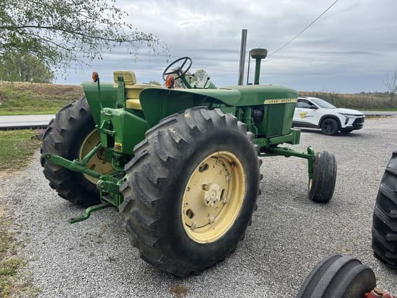 Image of John Deere 4010 equipment image 3