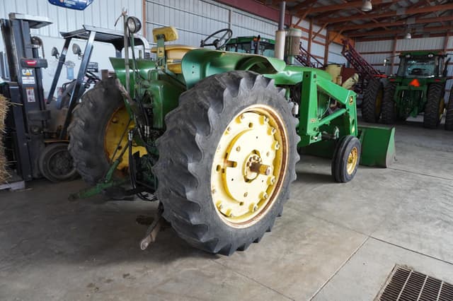 Image of John Deere 4010 equipment image 2