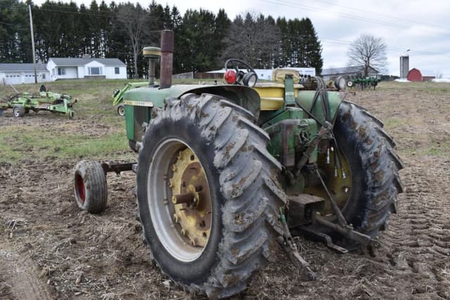 Image of John Deere 4010 equipment image 2