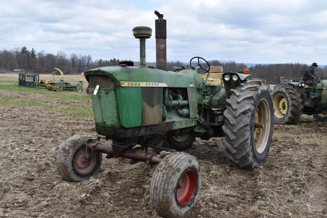 Image of John Deere 4010 equipment image 1