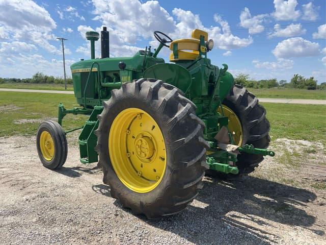 Image of John Deere 4010 equipment image 2