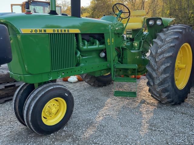 Image of John Deere 4010 equipment image 1