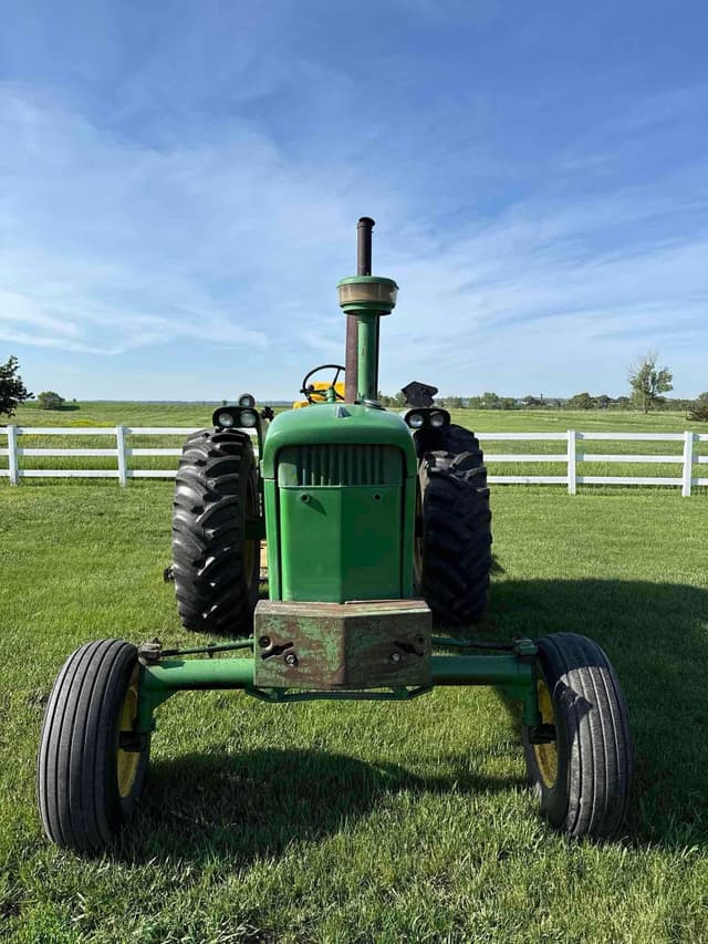 Image of John Deere 4010 equipment image 2
