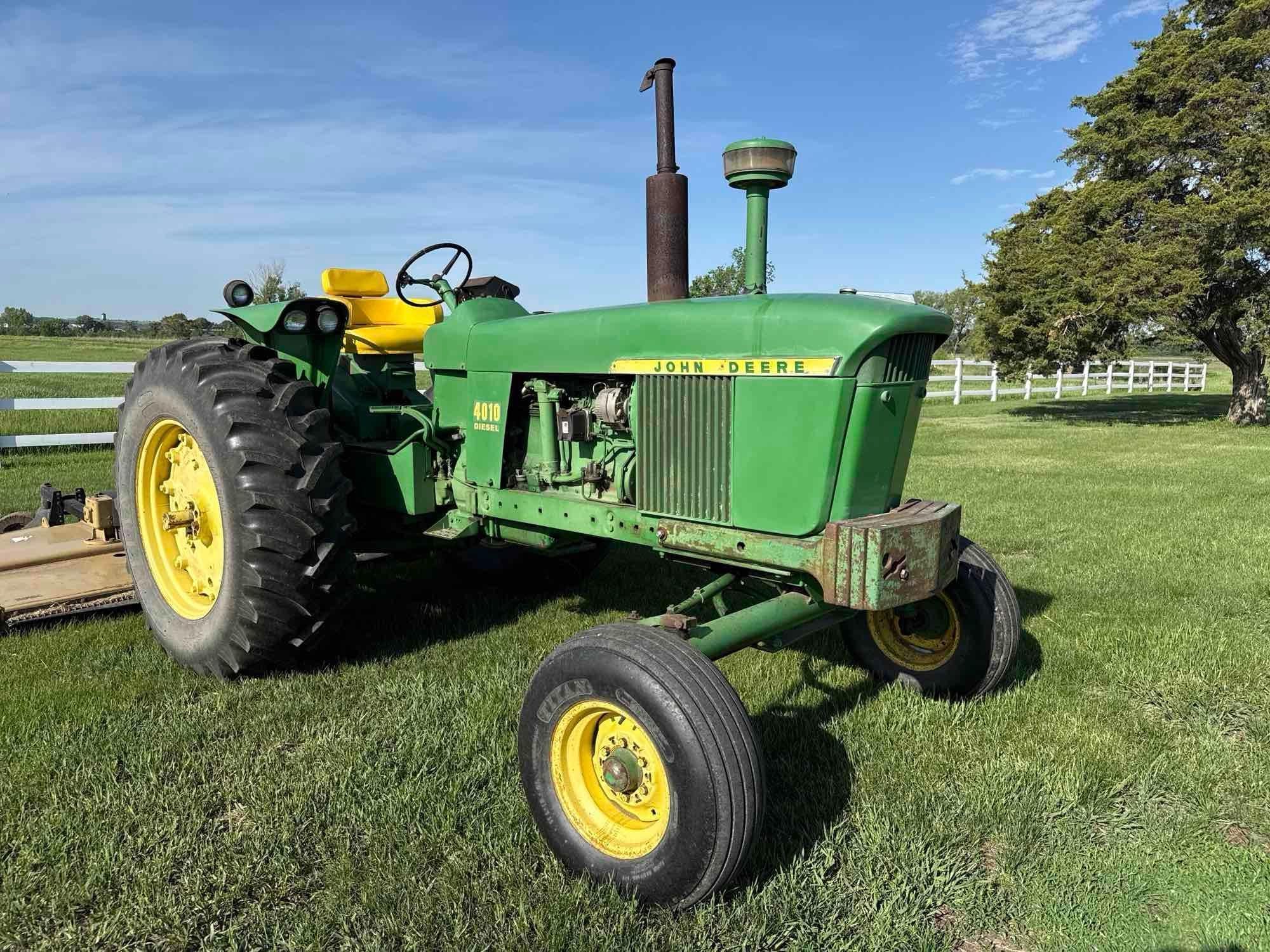 John Deere 4010 Equipment Image0