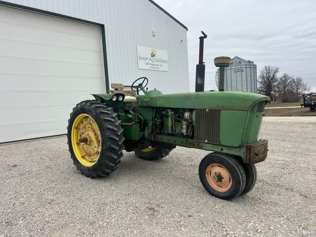 Image of John Deere 4010 equipment image 1