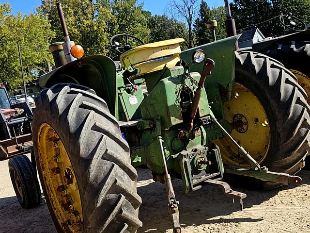 Image of John Deere 4010 equipment image 2