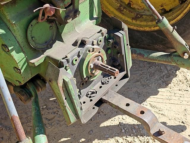 Image of John Deere 4010 equipment image 3