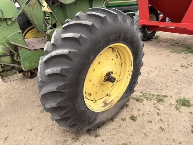 Image of John Deere 4010 equipment image 3