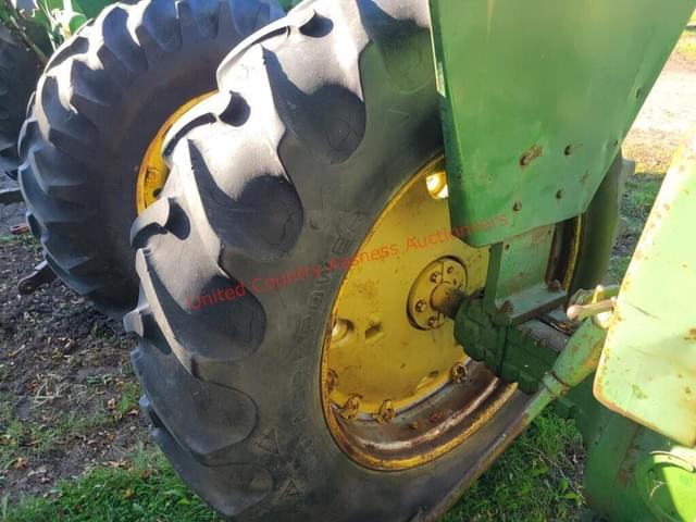 Image of John Deere 4010 equipment image 3