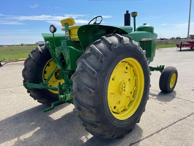 Image of John Deere 4010 equipment image 2