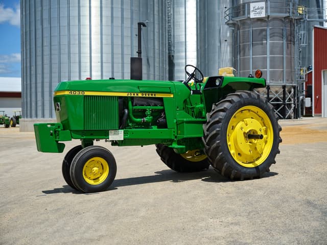 Image of John Deere 4030 equipment image 1