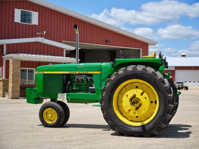 Image of John Deere 4030 equipment image 2
