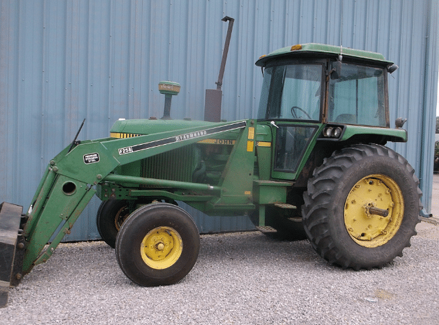 Image of John Deere 4040 equipment image 3