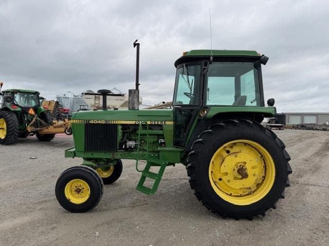 Image of John Deere 4040 equipment image 1
