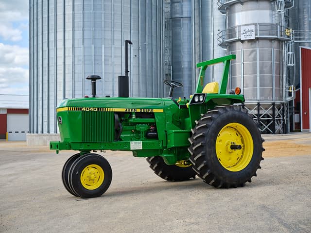 Image of John Deere 4040 equipment image 1
