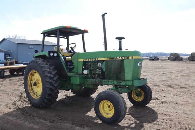 Image of John Deere 4040 equipment image 2