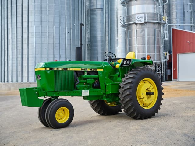 Image of John Deere 4040 equipment image 1