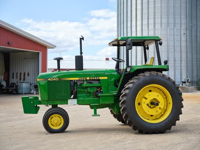 Image of John Deere 4040 equipment image 2