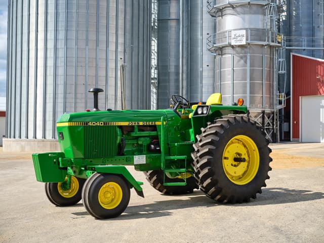 Image of John Deere 4040 equipment image 1